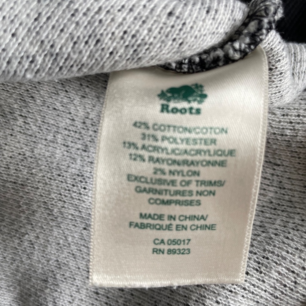 ROOTS Sweater Size L - Picture 6 of 8